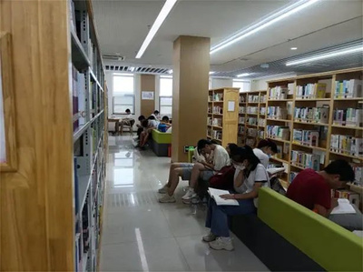 江西省文化和旅游厅 各地动态 书香相伴 服务润心